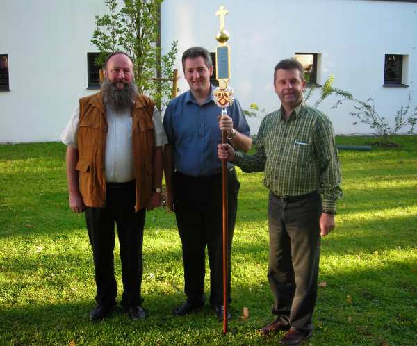 Pilgerstab_gruppe_m (von links Dionys Ringlstetter (2. Pilgerführer), Pfarrer Hannes Lorenz (Geistl. Beirat), Bernhard Meiler (Pilgerführer)