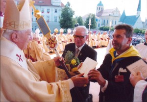 Pabst Benedikt der XVI. erhält vom Pilgerführer Bernhard Meiler den Ehrenpilgerstab der Regensburger Diözesanfußwallfahrer